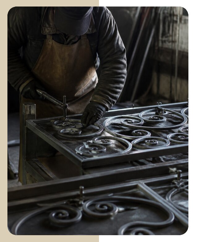 Изготовление кованых решеток для окон на заказ в Красноярске